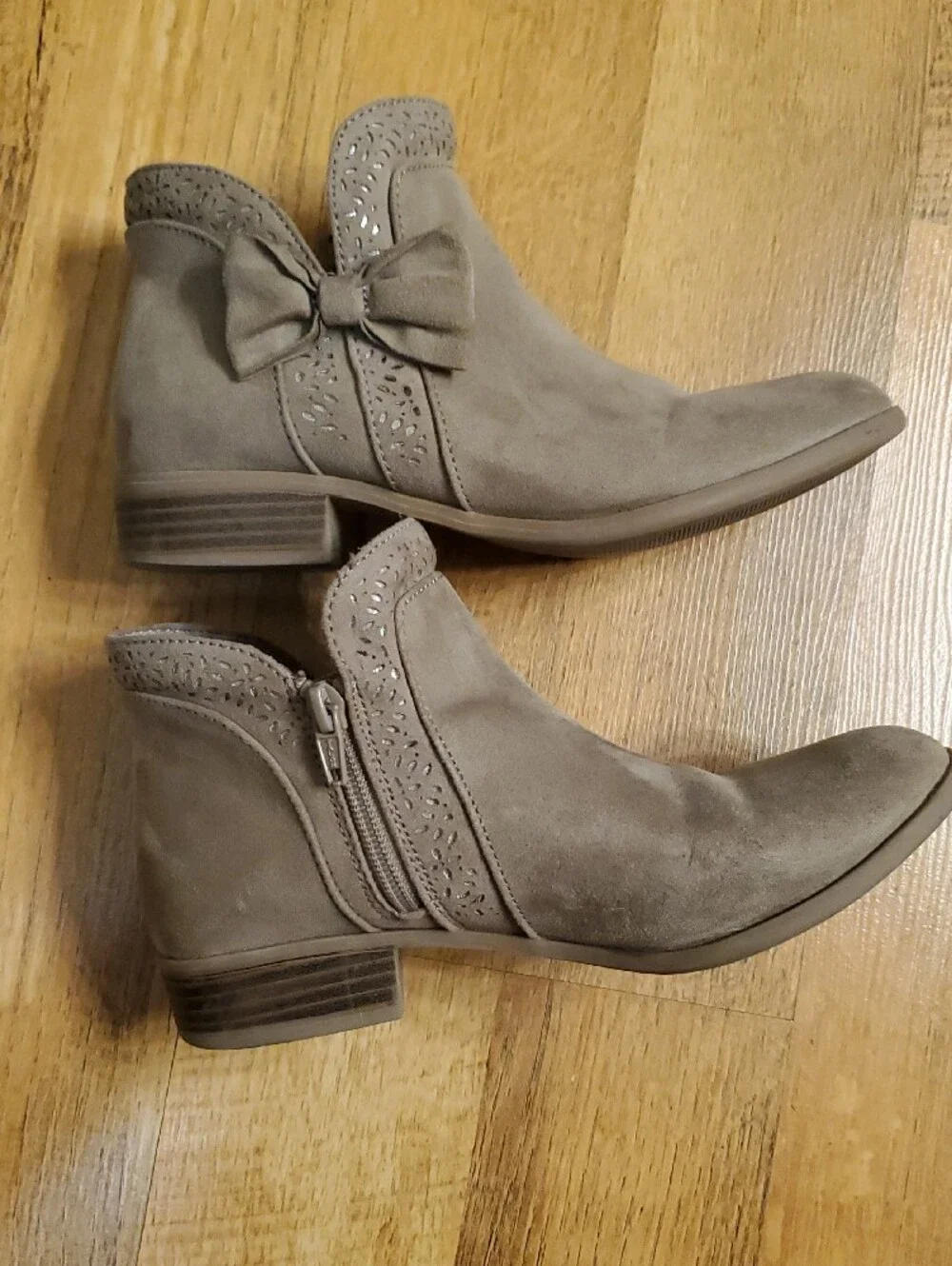 SO Girl's Taupe Bow Faux Suede Ankle Boots Size 4